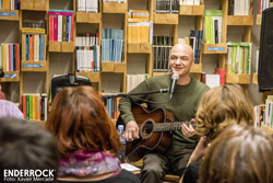 Concert de Marc Parrot a la Llibreria Ona de Barcelona 